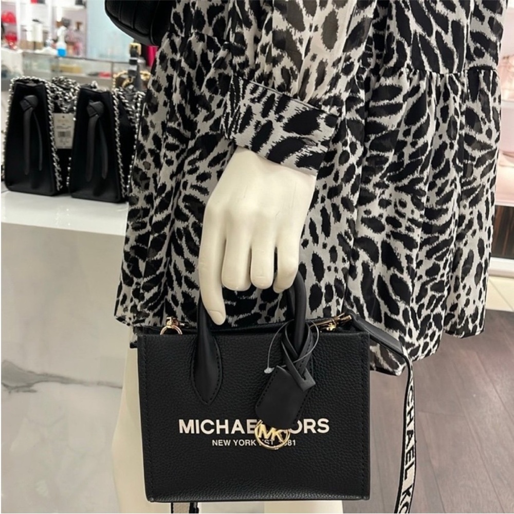 MICHAEL KORS Mirella Extra-Small
Shopper XBody Crossbody Bag NWT
Black color - Picture 14 of 14